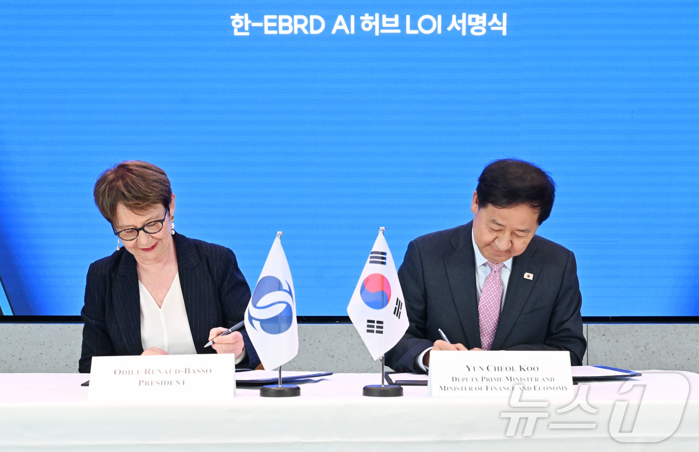 (서울=뉴스1) = 한국경제 투자설명회(IR) 참석차 영국 런던을 방문 중인 구윤철 부총리 겸 재정경제부 장관이 18일(현지시간) 삼성 KX에서 오딜 르노-바소 유럽부흥은행(EBR …