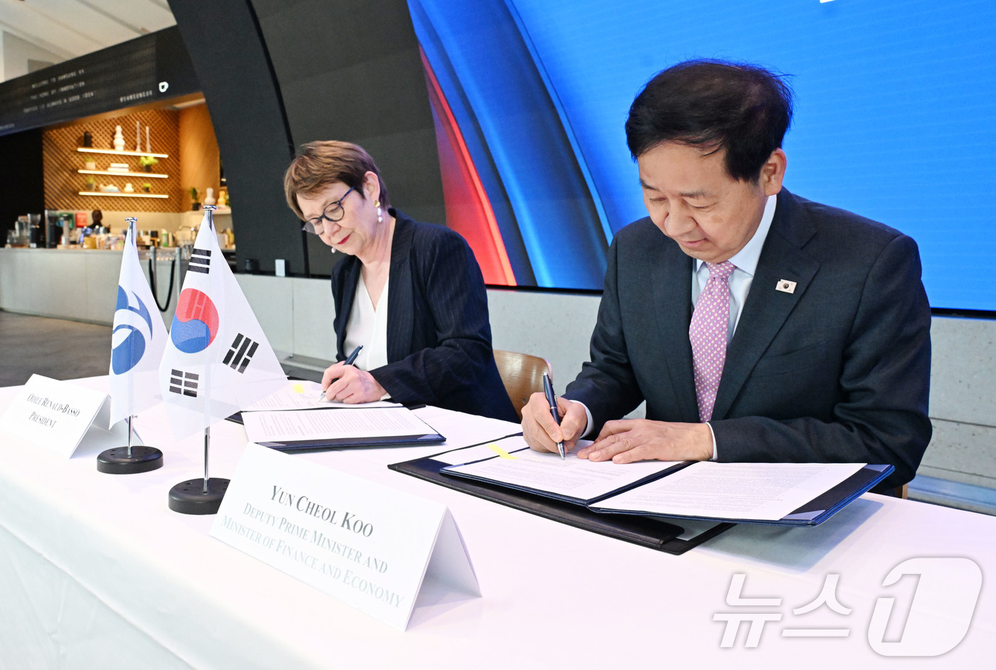 (서울=뉴스1) = 한국경제 투자설명회(IR) 참석차 영국 런던을 방문 중인 구윤철 부총리 겸 재정경제부 장관이 18일(현지시간) 삼성 KX에서 오딜 르노-바소 유럽부흥은행(EBR …