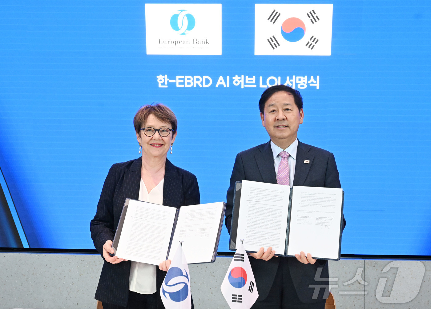 (서울=뉴스1) = 한국경제 투자설명회(IR) 참석차 영국 런던을 방문 중인 구윤철 부총리 겸 재정경제부 장관이 18일(현지시간) 삼성 KX에서 오딜 르노-바소 유럽부흥은행(EBR …