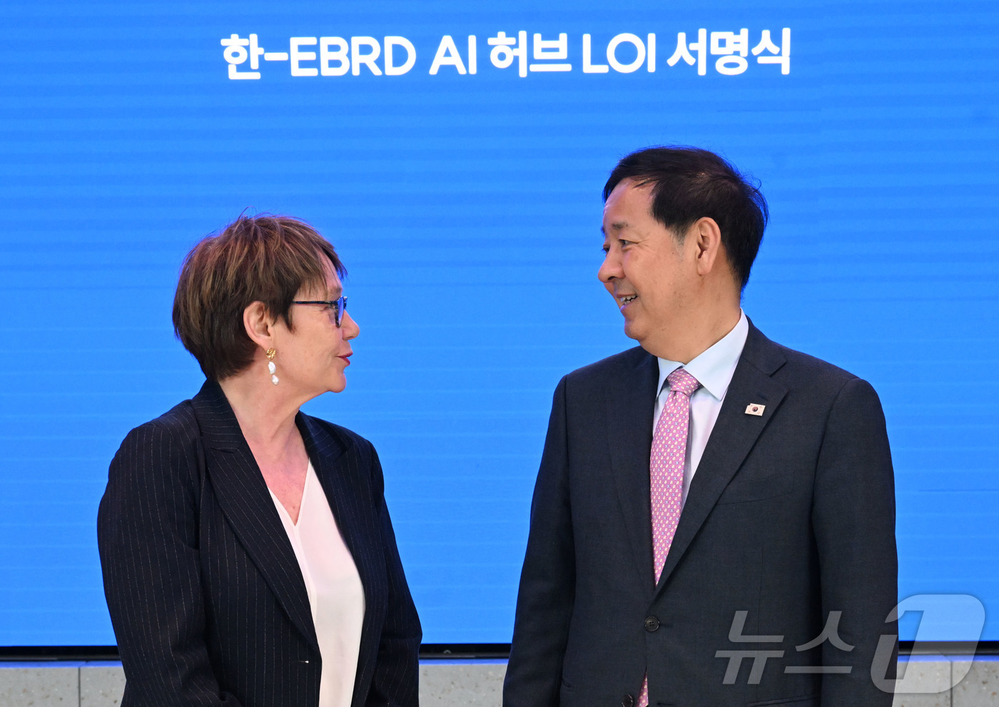 (서울=뉴스1) = 한국경제 투자설명회(IR) 참석차 영국 런던을 방문 중인 구윤철 부총리 겸 재정경제부 장관이 18일(현지시간) 삼성 KX에서 오딜 르노-바소 유럽부흥은행(EBR …