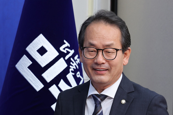 기자간담회 참석하는 강준현 대변인
