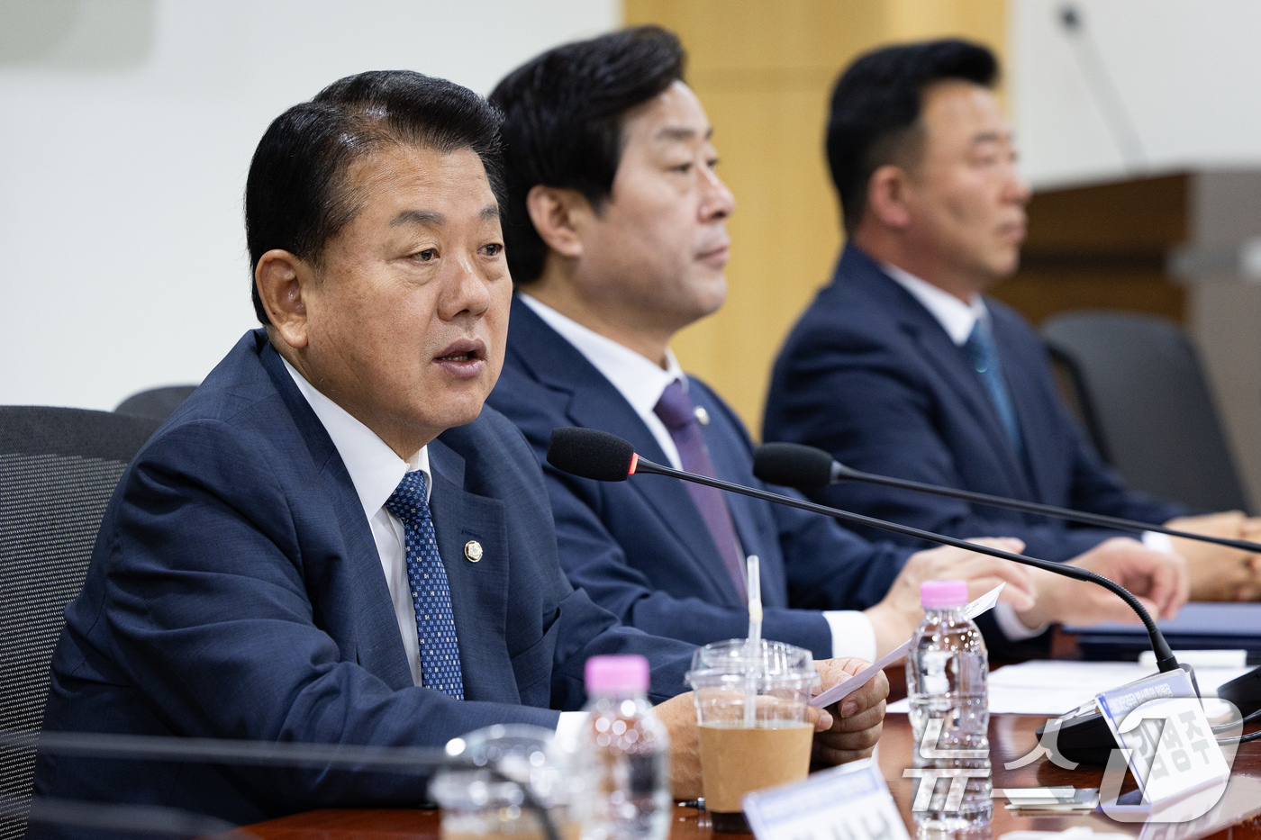 (서울=뉴스1) 유승관 기자 = 김병주 더불어민주당 방위산업특별위원장이 19일 서울 여의도 국회 의원회관에서 열린 논산 국방국가산단 활성화를 위한 업무 협약에서 모두 발언을 하고 …