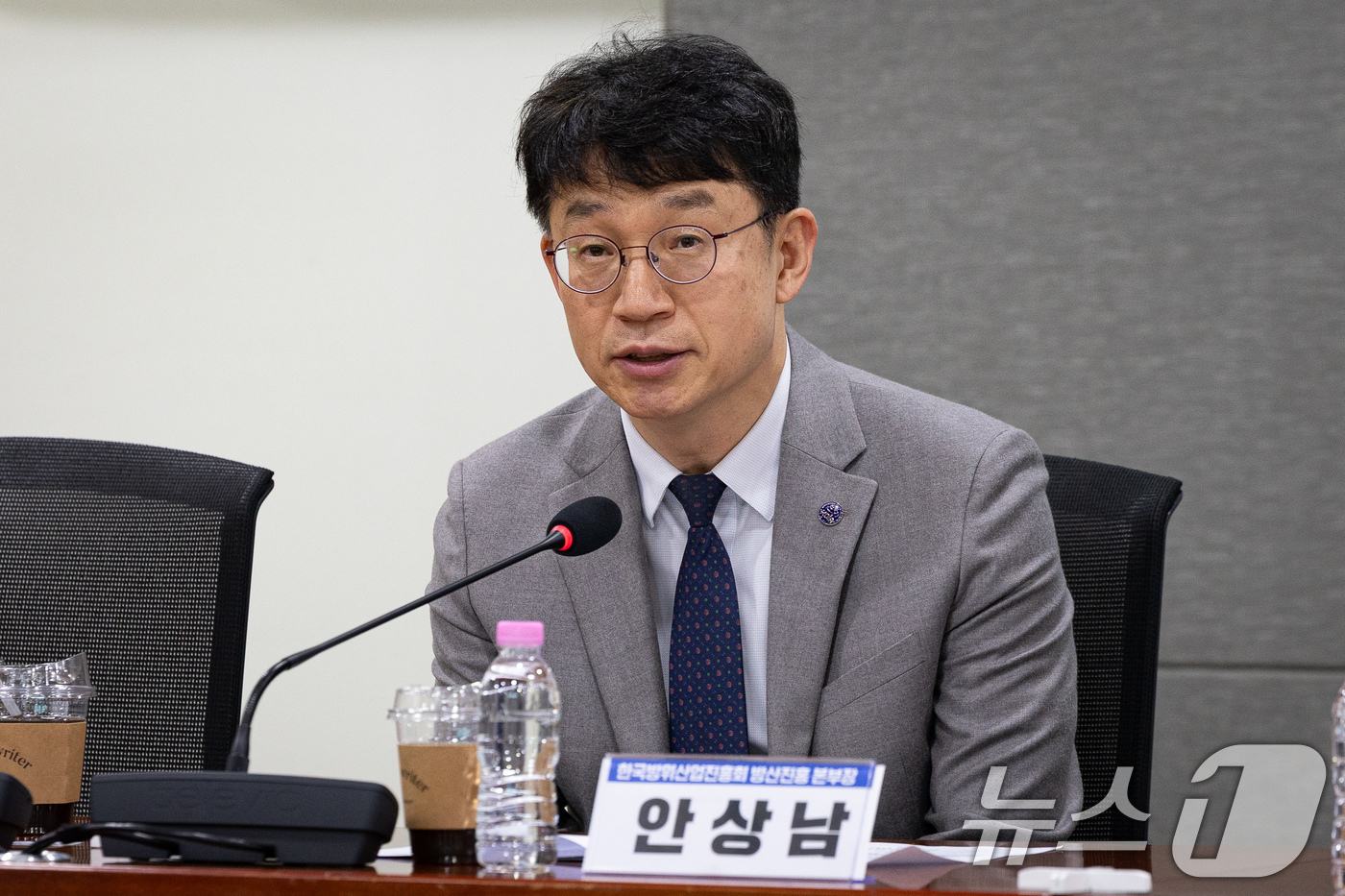 (서울=뉴스1) 유승관 기자 = 안상남 한국방위산업진흥회 방산진흥 본부장이 19일 서울 여의도 국회 의원회관에서 열린 논산 국방국가산단 활성화를 위한 업무 협약에서 모두 발언을 하 …