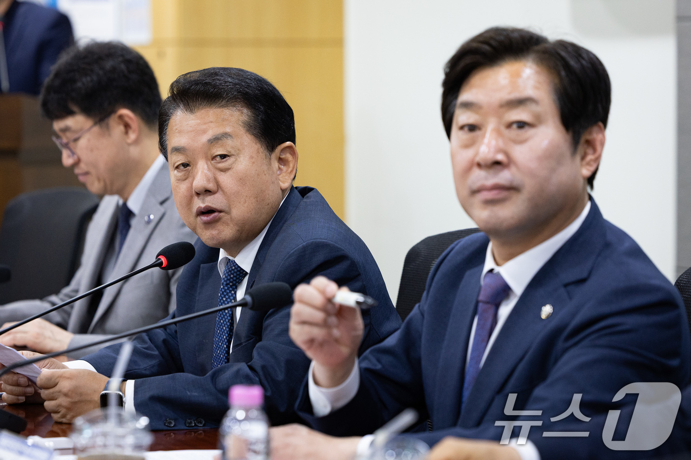 (서울=뉴스1) 유승관 기자 = 김병주 더불어민주당 방위산업특별위원장이 19일 서울 여의도 국회 의원회관에서 열린 논산 국방국가산단 활성화를 위한 업무 협약에서 모두 발언을 하고 …