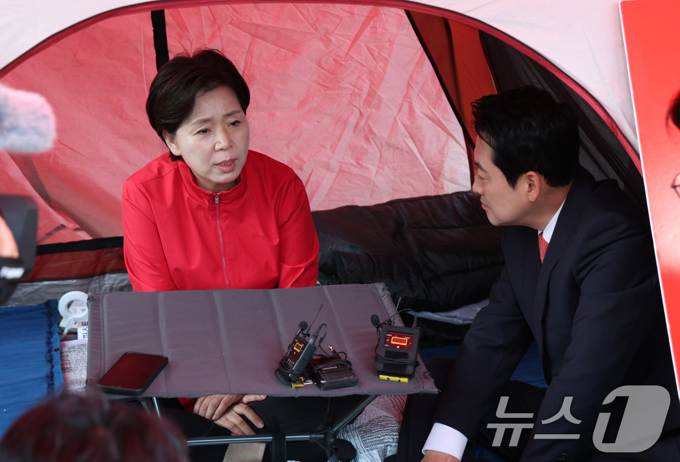(평택=뉴스1) 김영운 기자 = 장동혁 국민의힘 대표가 19일 오전 경기 평택시 고덕동 삼성전자 평택캠퍼스 앞에서 단식 농정 중인 양향자 국민의힘 경기도지사 후보를 만나 이야기를 …