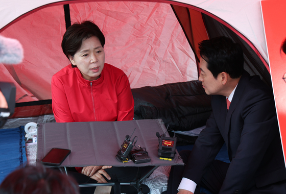 평택 삼성전자 앞에서 단식 농성 중인 양향자 후보 찾은 장동혁 대표
