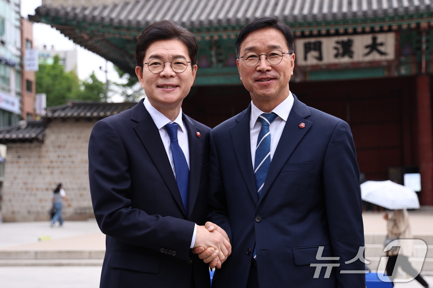(서울=뉴스1) 구윤성 기자 = 더불어민주당 정원오 서울시장 후보와 위성곤 제주지사 후보가 19일 서울 덕수궁 대한문 앞에서 상생협력 정책협약을 마치고 악수하고 있다. 2026.5 …