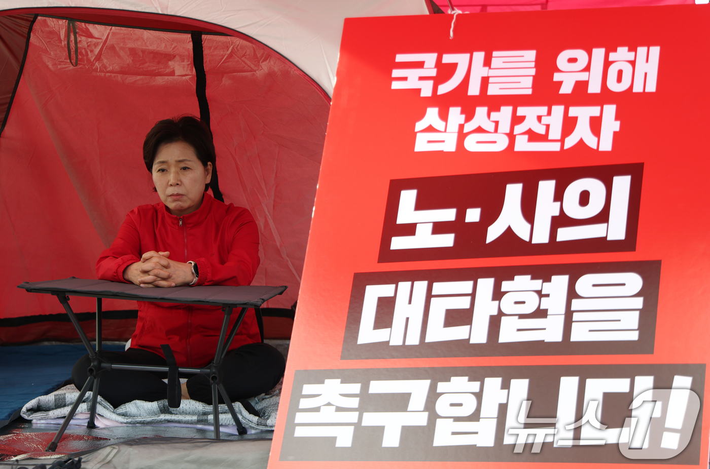 (평택=뉴스1) 김영운 기자 = 양향자 국민의힘 경기도지사 후보가 19일 오전 경기 평택시 고덕동 삼성전자 평택캠퍼스 앞에서 단식 농정을 하고 있다.양 후보는 지난 18일 경기 평 …