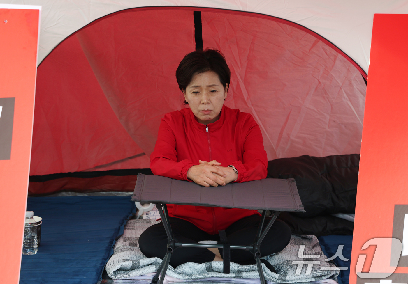 (평택=뉴스1) 김영운 기자 = 양향자 국민의힘 경기도지사 후보가 19일 오전 경기 평택시 고덕동 삼성전자 평택캠퍼스 앞에서 단식 농정을 하고 있다.양 후보는 지난 18일 경기 평 …