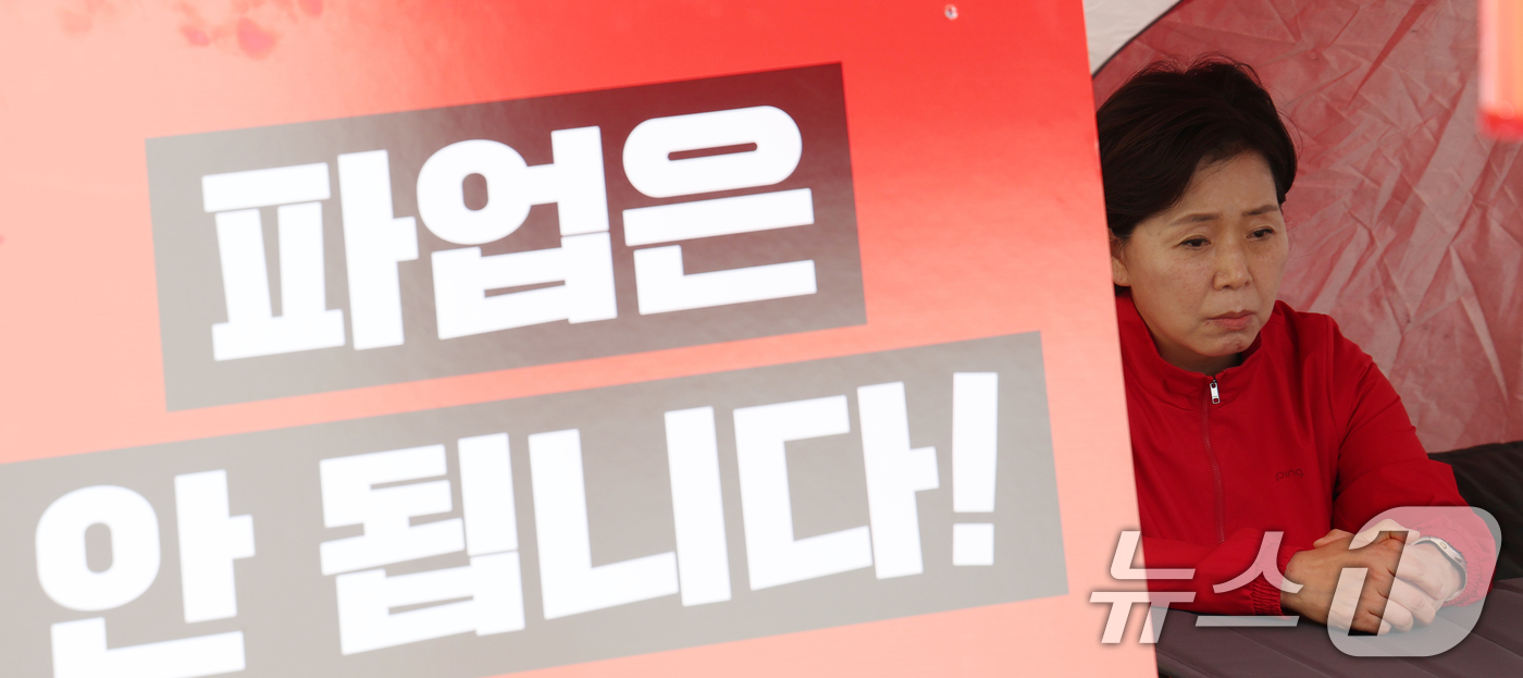 (평택=뉴스1) 김영운 기자 = 양향자 국민의힘 경기도지사 후보가 19일 오전 경기 평택시 고덕동 삼성전자 평택캠퍼스 앞에서 단식 농정을 하고 있다.양 후보는 지난 18일 경기 평 …
