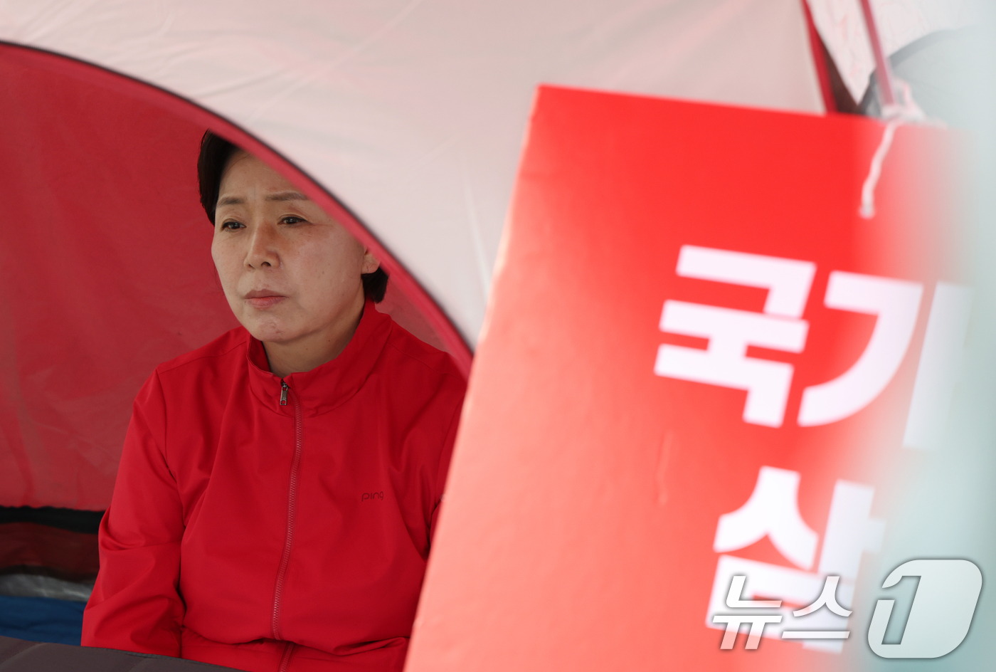 (평택=뉴스1) 김영운 기자 = 양향자 국민의힘 경기도지사 후보가 19일 오전 경기 평택시 고덕동 삼성전자 평택캠퍼스 앞에서 단식 농정을 하고 있다.양 후보는 지난 18일 경기 평 …
