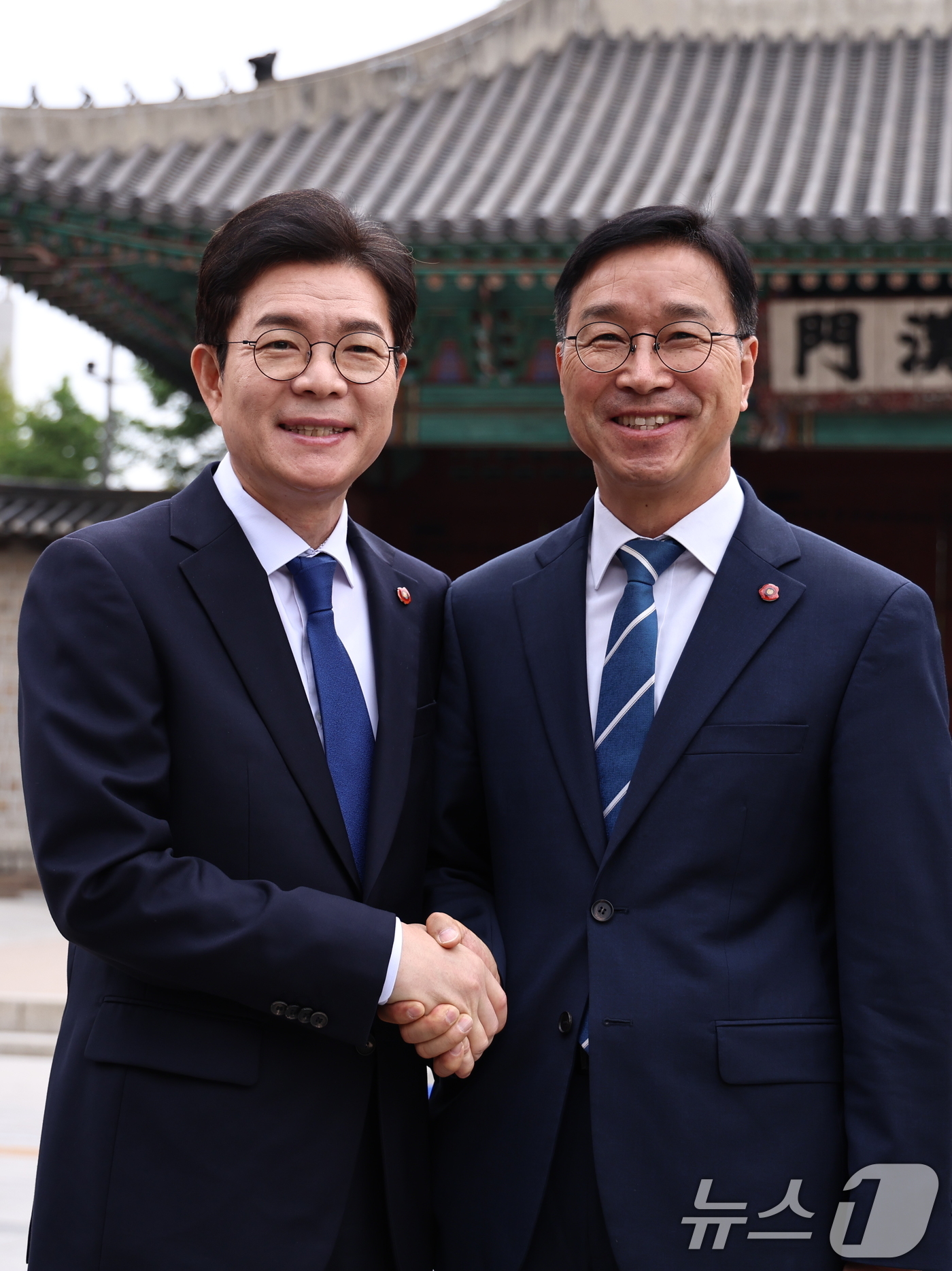 (서울=뉴스1) 구윤성 기자 = 더불어민주당 정원오 서울시장 후보와 위성곤 제주지사 후보가 19일 서울 덕수궁 대한문 앞에서 상생협력 정책협약을 마치고 악수하고 있다. 2026.5 …