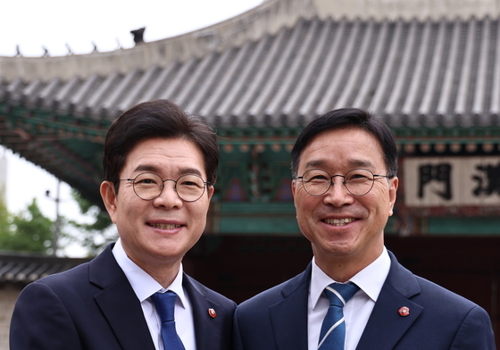 손잡은 정원오 서울시장 후보와 위성곤 제주지사 후보
