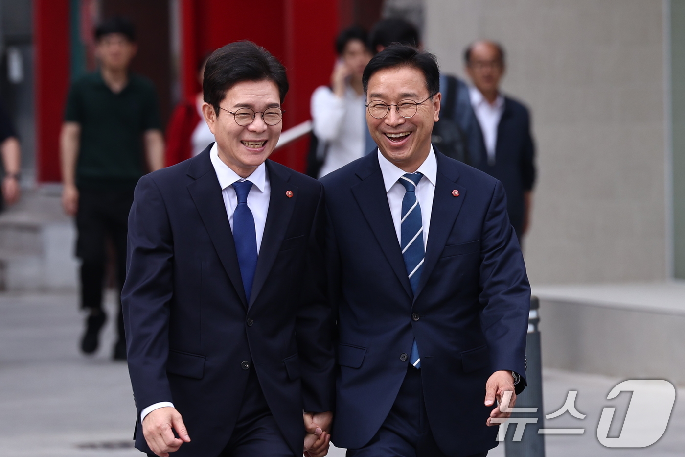 (서울=뉴스1) 구윤성 기자 = 더불어민주당 정원오 서울시장 후보와 위성곤 제주지사 후보가 19일 서울 덕수궁 대한문 앞에서 열린 상생협력 정책협약식에 참석하며 손을 잡고 걷고 있 …