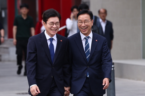 손잡고 걷는 정원오·위성곤 후보