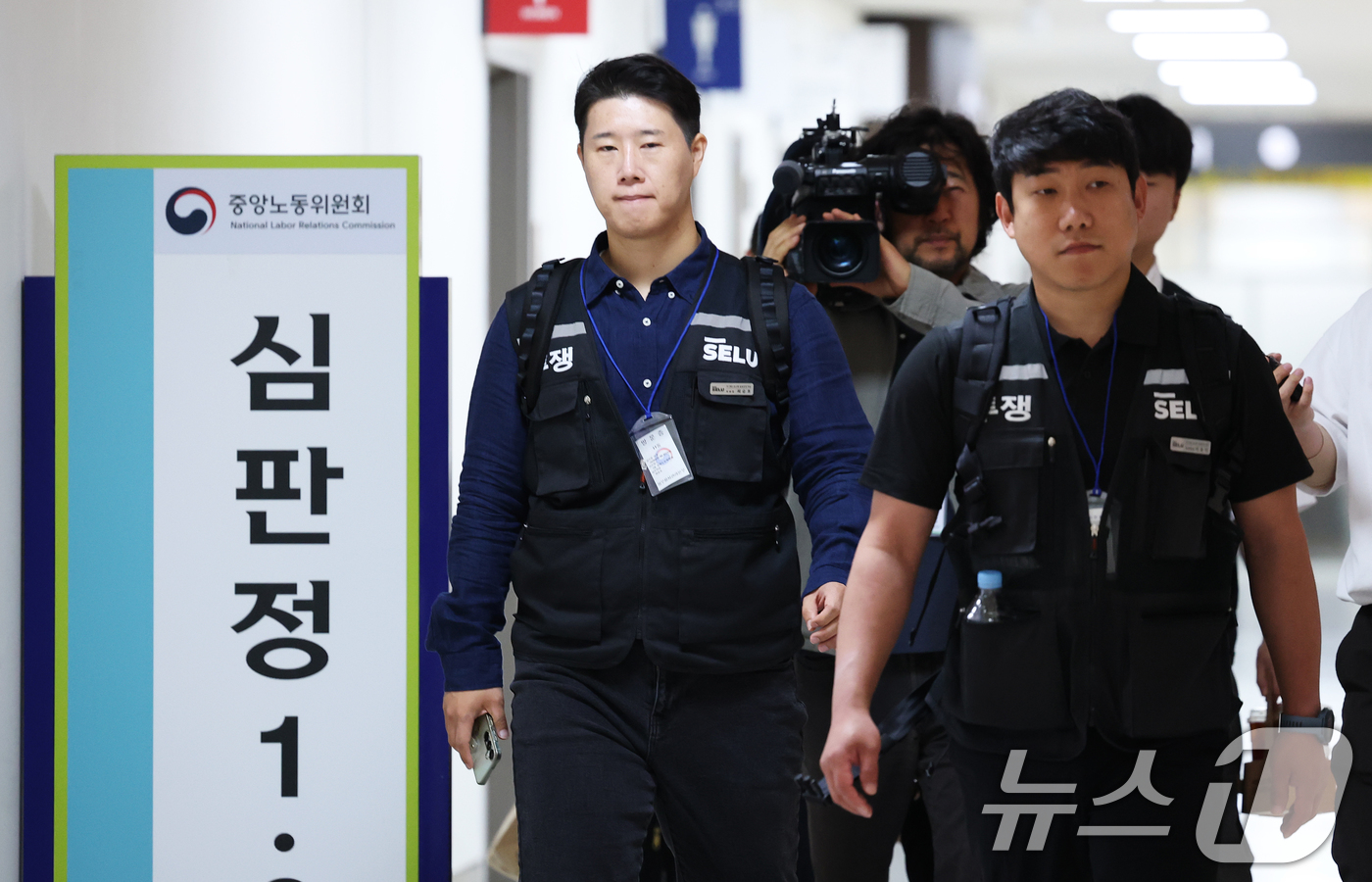 (세종=뉴스1) 오대일 기자 = 최승호 삼성그룹 초기업노동조합 삼성전자지부 위원장이 총파업 예고 시한을 이틀 앞둔 19일 오전 정부세종청사 중앙노동위원회에서 열린 2차 사후조정 최 …