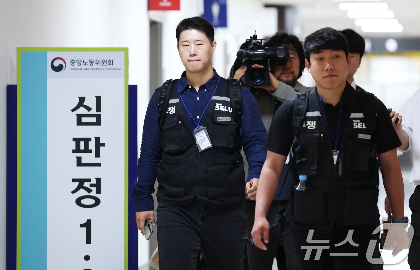 본문 이미지 - 최승호 삼성그룹 초기업노동조합 삼성전자지부 위원장이 총파업 예고 시한을 이틀 앞둔 19일 오전 정부세종청사 중앙노동위원회에서 열린 2차 사후조정 최종 회의에 참석하고 있다. 2026.5.19 ⓒ 뉴스1 오대일 기자