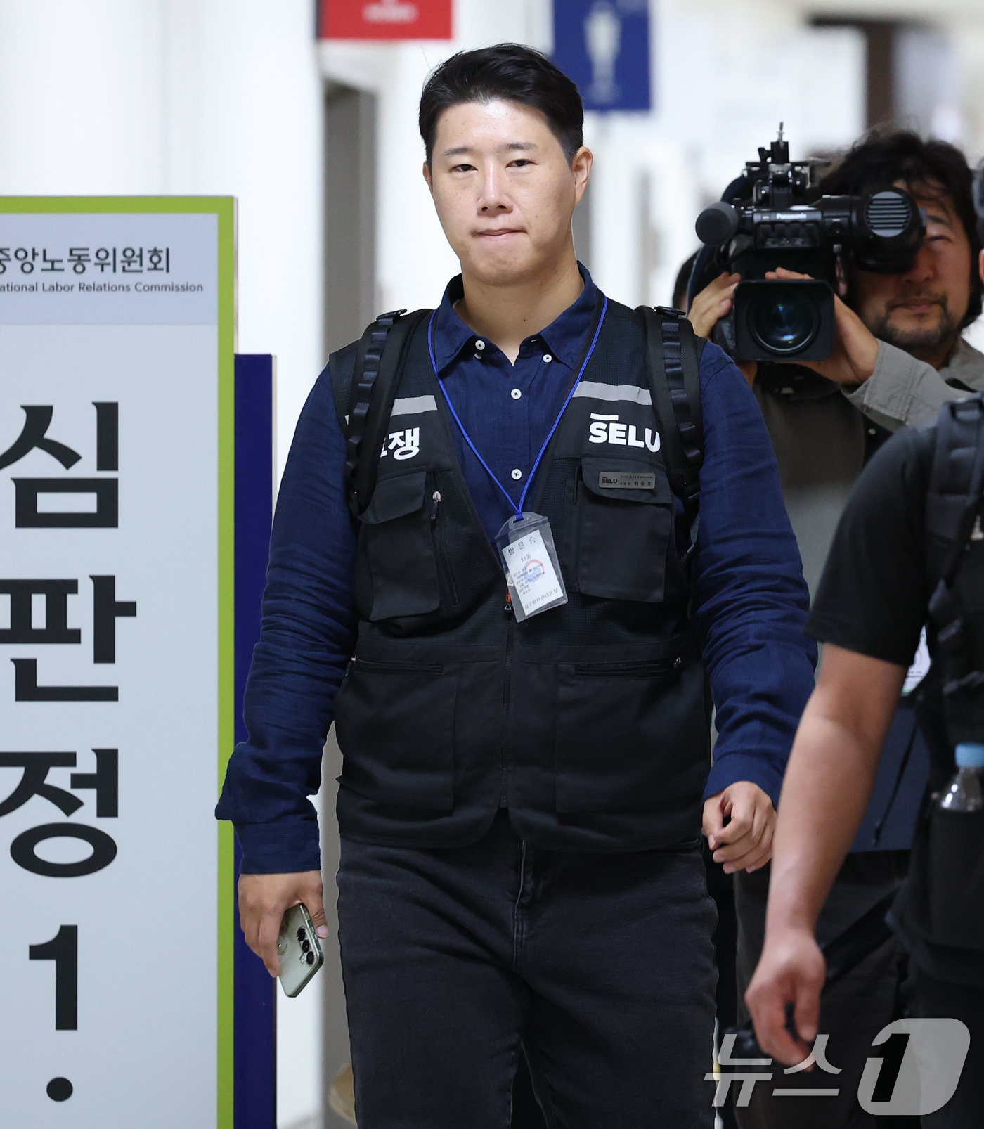 (세종=뉴스1) 오대일 기자 = 최승호 삼성그룹 초기업노동조합 삼성전자지부 위원장이 총파업 예고 시한을 이틀 앞둔 19일 오전 정부세종청사 중앙노동위원회에서 열린 2차 사후조정 최 …