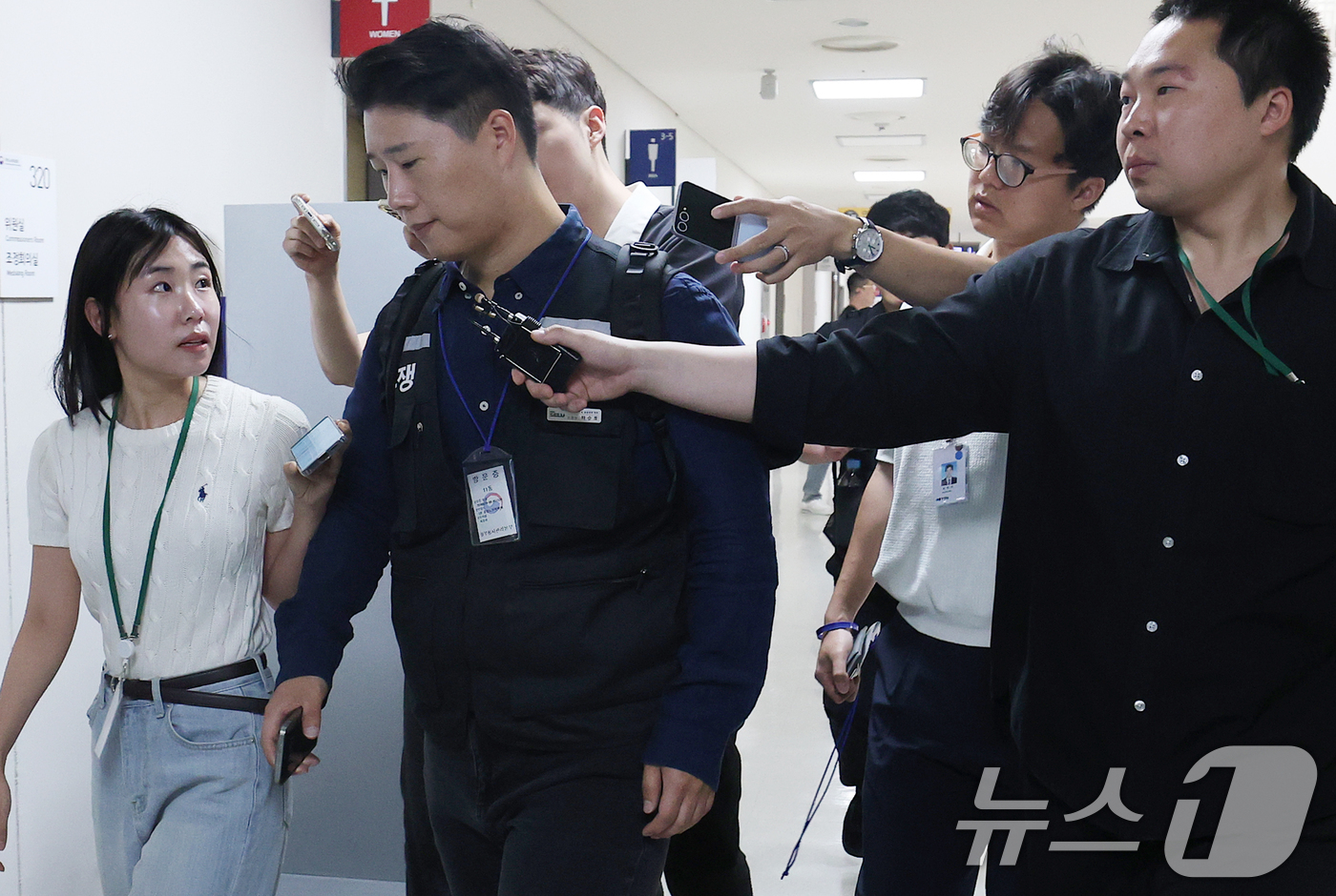 (세종=뉴스1) 오대일 기자 = 최승호 삼성그룹 초기업노동조합 삼성전자지부 위원장이 총파업 예고 시한을 이틀 앞둔 19일 오전 정부세종청사 중앙노동위원회에서 열린 2차 사후조정 최 …