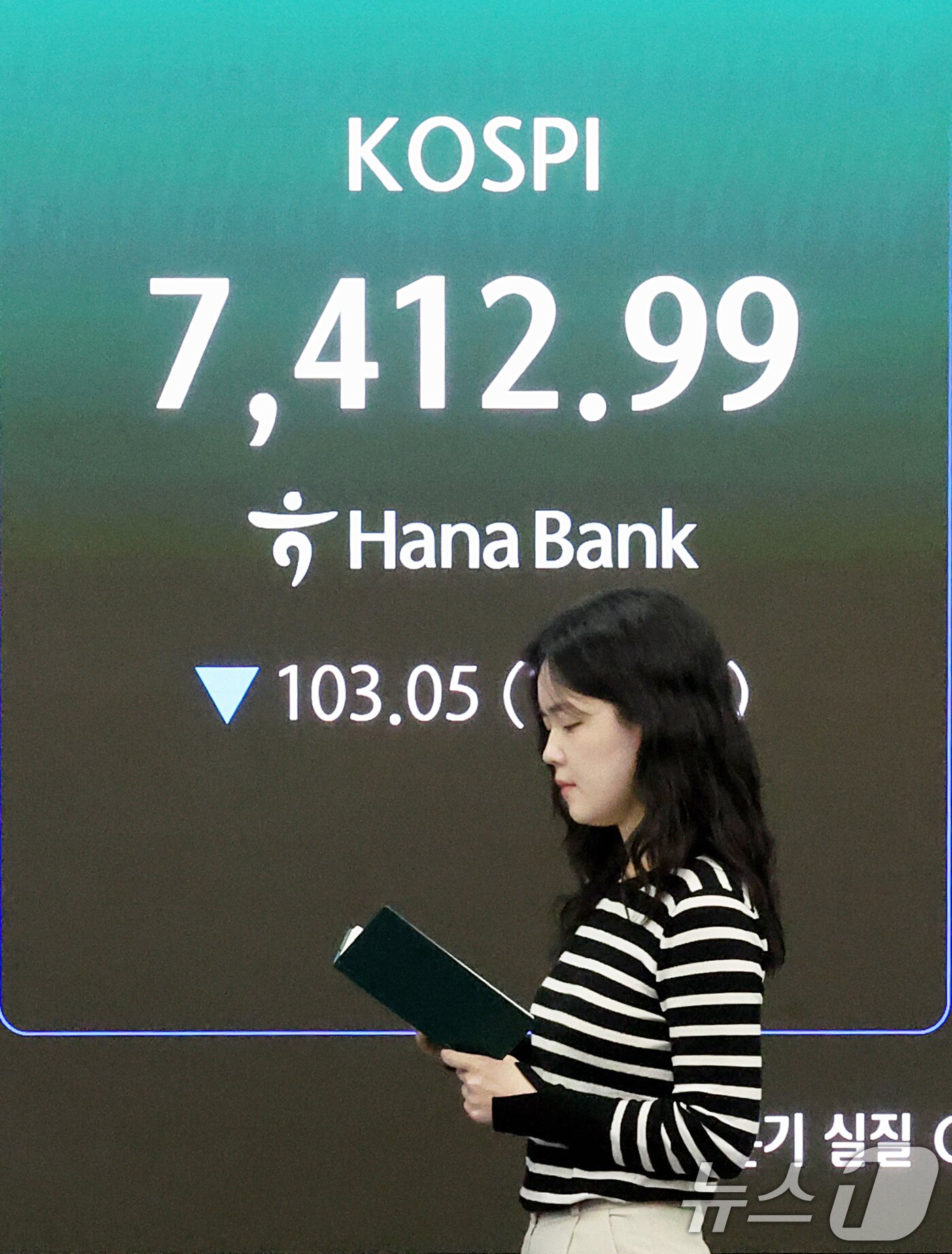 본문 이미지 - 코스피 지수가 연일 하락세를 보인 19일 오전 서울 중구 하나은행 딜링룸 전광판에 시황이 표시되고 있다. 2026.5.19 ⓒ 뉴스1 조연우 인턴기자
