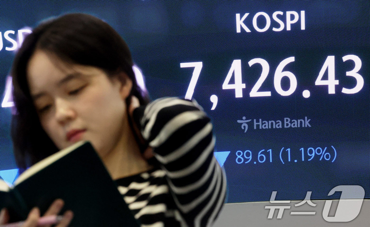 (서울=뉴스1) 조연우 인턴기자 = 코스피 지수가 연일 하락세를 보인 19일 오전 서울 중구 하나은행 딜링룸 전광판에 시황이 표시되고 있다.이날 코스피는 전 거래일 대비 90.38 …