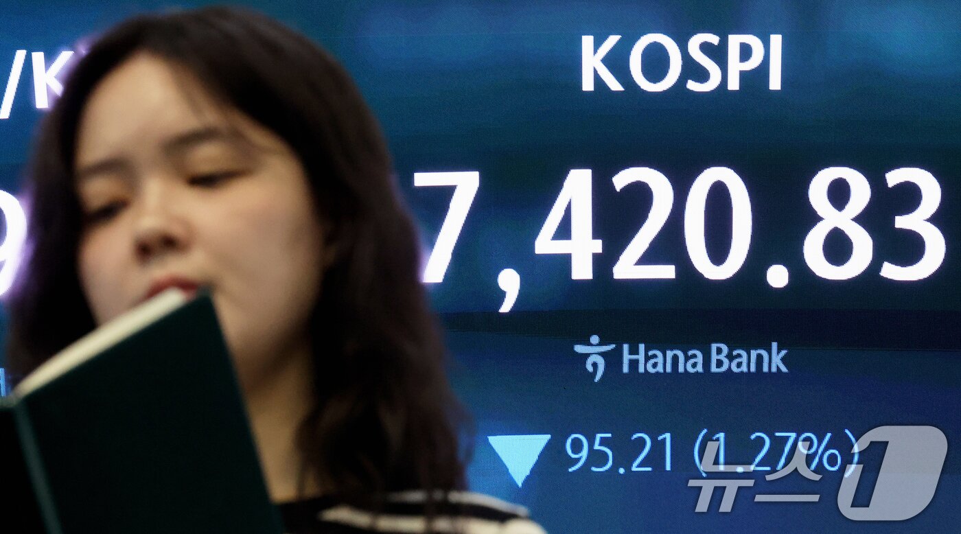 본문 이미지 - 코스피 지수가 하락세를 보인 19일 오전 서울 중구 하나은행 딜링룸 전광판에 시황이 표시되고 있다.2026.5.19 ⓒ 뉴스1 조연우 인턴기자