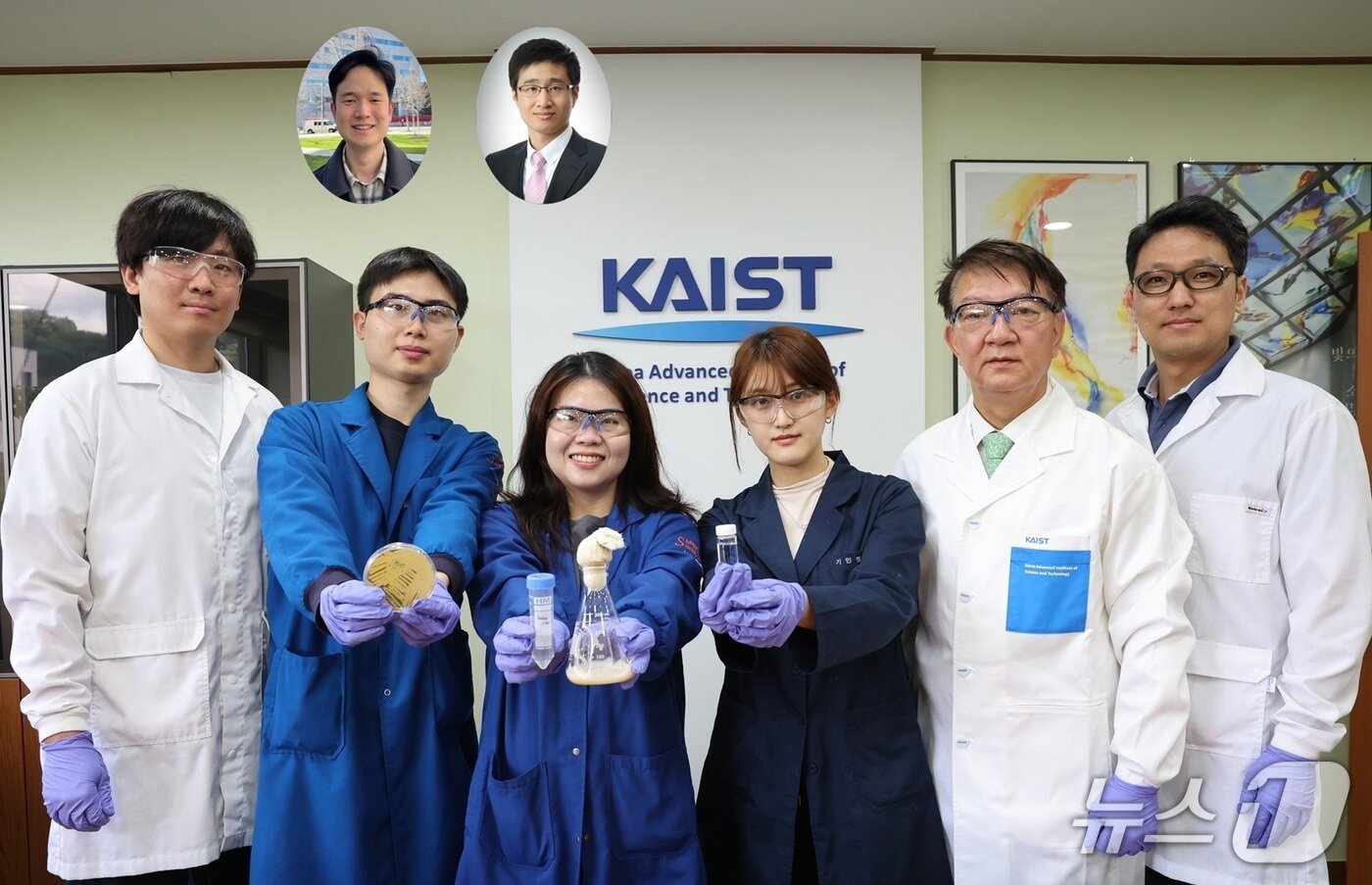 본문 이미지 - (왼쪽부터)한화솔루션 방현배 박사, KAIST 문천우 박사과정, KAIST 신디 박사, KAIST 기민정 박사과정, KAIST 이상엽 교수, 한화솔루션 조창희 박사, KAIST 조재성 박사(상단 왼쪽), 한화솔루션 장남진 박사(KAIST 제공) /뉴스1