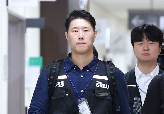 굳은 얼굴의 최승호 삼성전자 노조위원장
