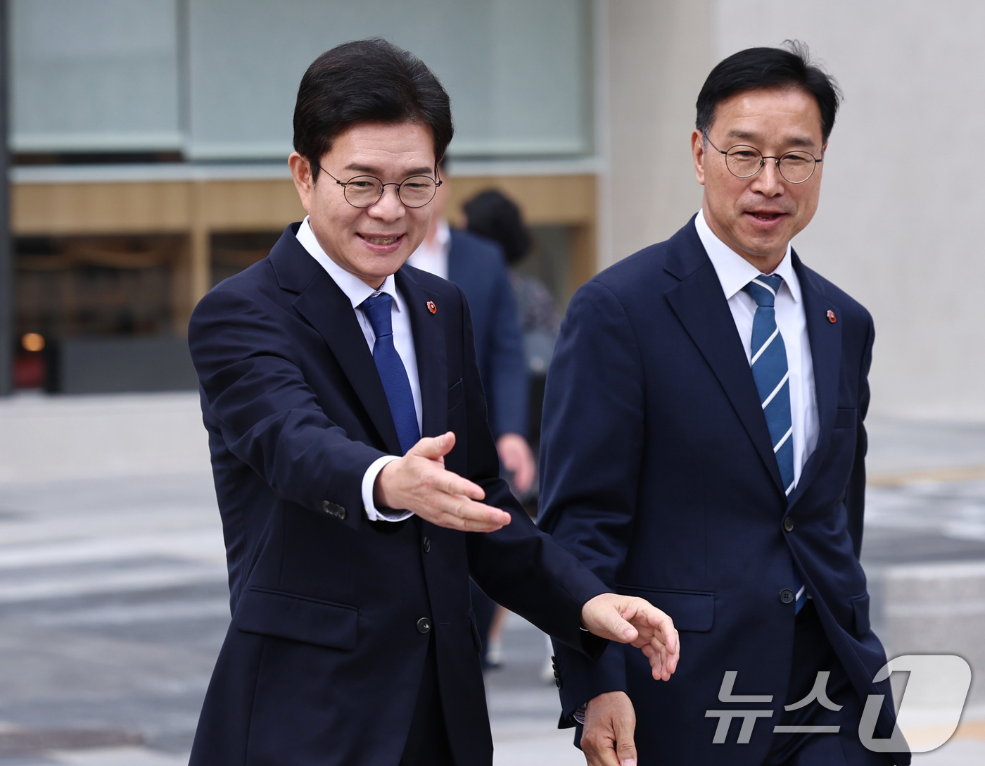 (서울=뉴스1) 구윤성 기자 = 더불어민주당 정원오 서울시장 후보와 위성곤 제주지사 후보가 19일 서울 덕수궁 대한문 앞에서 열리는 상생협력 정책협약식에 참석하고 있다. 2026. …