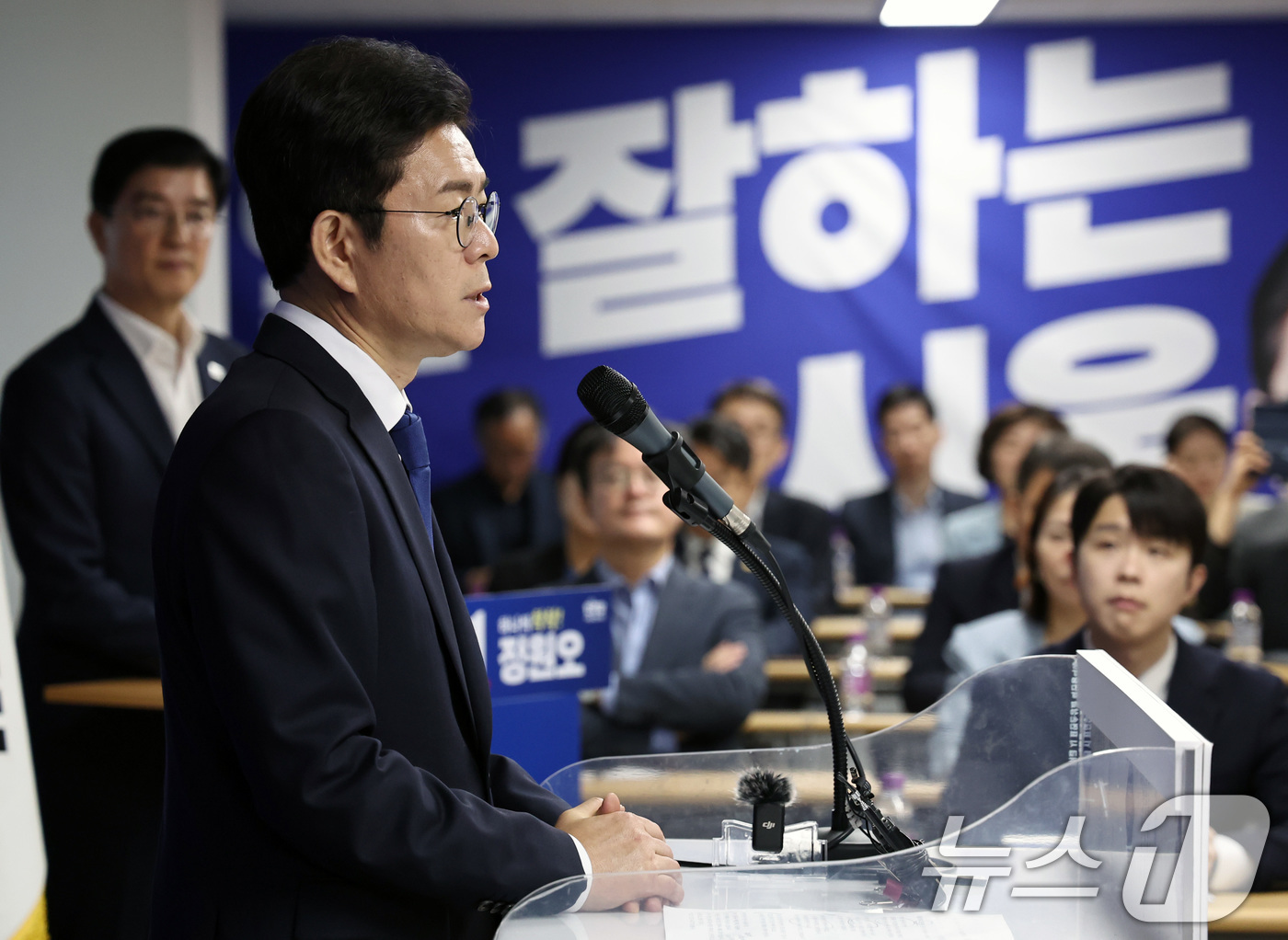 (서울=뉴스1) 구윤성 기자 = 정원오 더불어민주당 서울시장 후보가 19일 오전 서울 중구 선거사무실에서 열린 제3차 선거대책위원회 회의에서 모두발언을 하고 있다. 2026.5.1 …