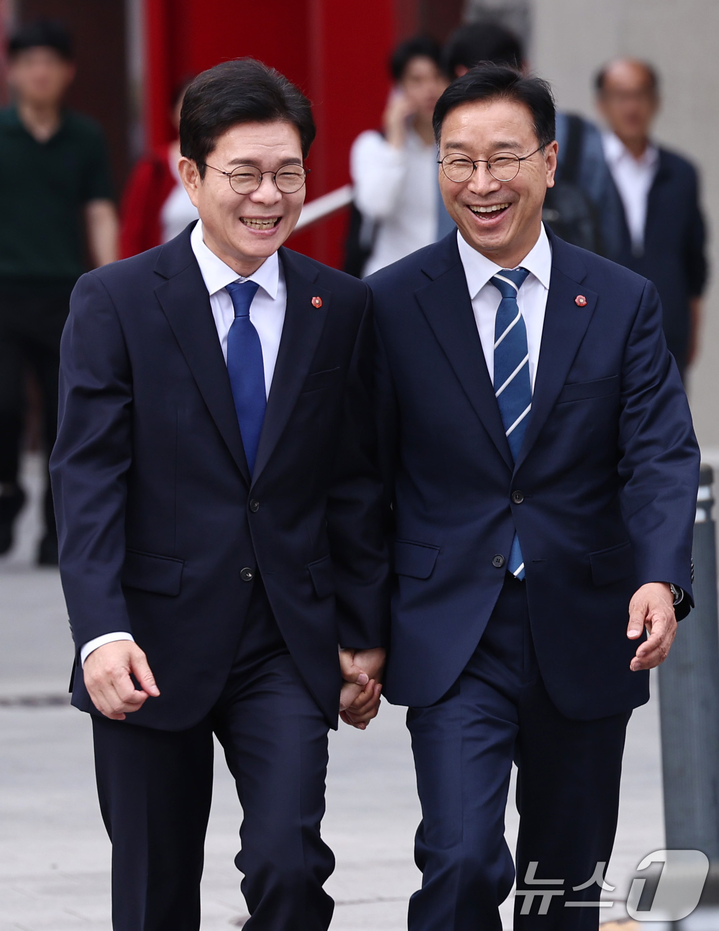 (서울=뉴스1) 구윤성 기자 = 더불어민주당 정원오 서울시장 후보와 위성곤 제주지사 후보가 19일 손을 잡고 걸으며 서울 덕수궁 대한문 앞에서 열리는 상생협력 정책협약식에 참석하고 …