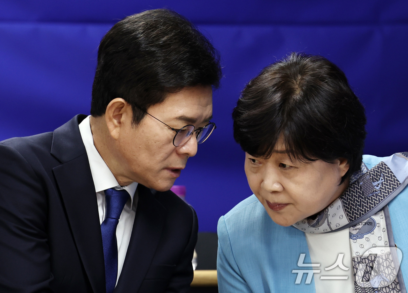 (서울=뉴스1) 구윤성 기자 = 정원오 더불어민주당 서울시장 후보가 19일 오전 서울 중구 선거사무실에서 열린 제3차 선거대책위원회 회의에서 상임선대위원장인 서영교 의원과 대화하고 …