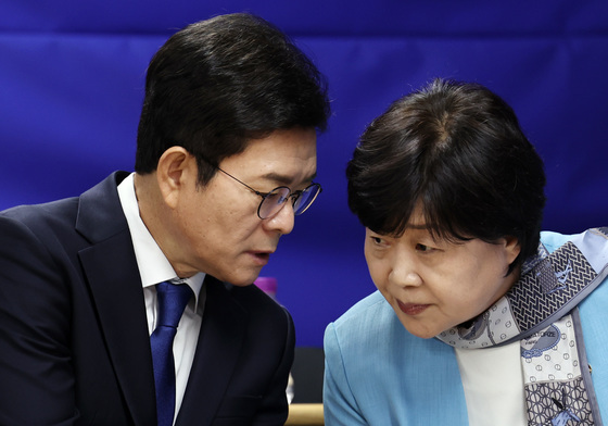 귀엣말 나누는 정원오·서영교