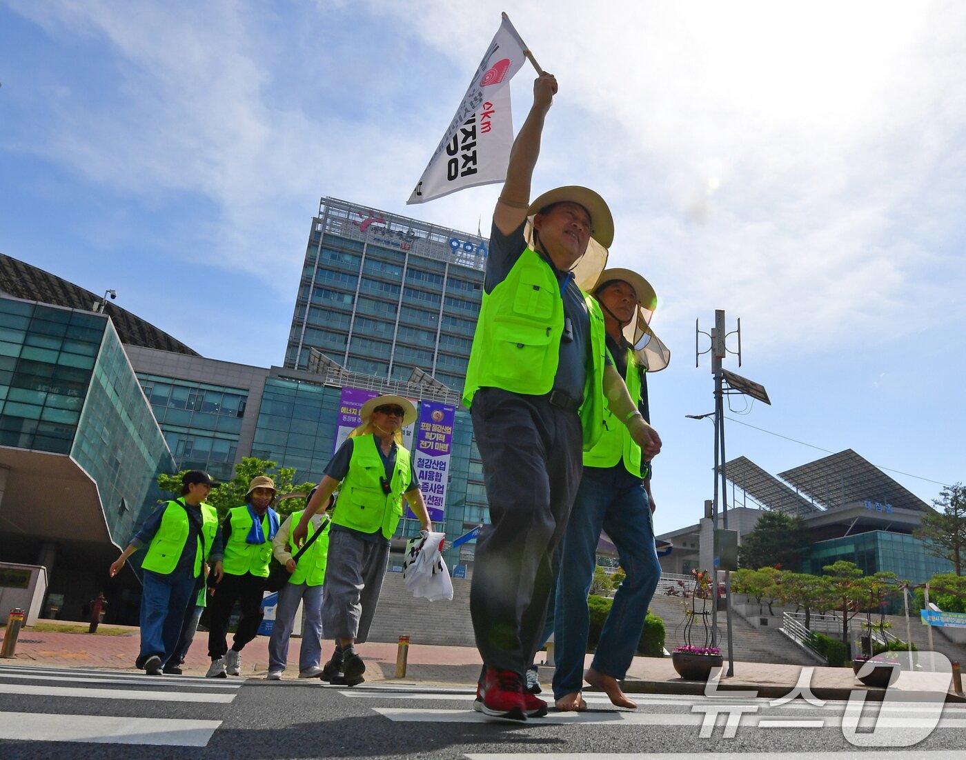 본문 이미지 - 경북 포항지진범대본이 촉발지진 대법원 상고 1주년을 맞아 포항시청에서 서울 대법원까지 400km 국토대장정에 나섰다. 모성은 범대본 의장과 회원들은 다음달 1일 대법원 도착을 목표로 14일간 하루 평균 22~23km씩 걷는다. 2026.5.19 ⓒ 뉴스1 최창호 기자
