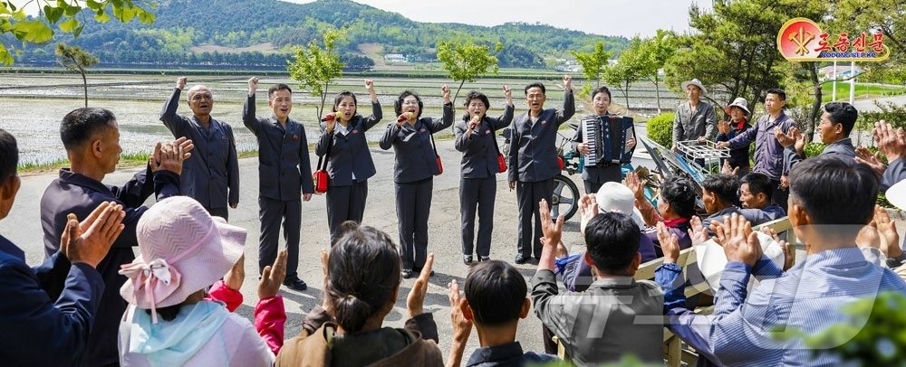 (평양 노동신문=뉴스1) = 북한 노동당 기관지 노동신문은 19일 "각지에서 풍년모내기가 한창"이라며 신의주시당집중강연선전대를 조명했다.[국내에서만 사용가능. 재배포 금지. DB …