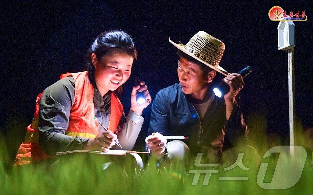 (평양 노동신문=뉴스1) = 북한 노동당 기관지 노동신문은 19일 "각지에서 풍년모내기가 한창"이라며 은파군 읍농장을 조명했다.[국내에서만 사용가능. 재배포 금지. DB 금지. F …
