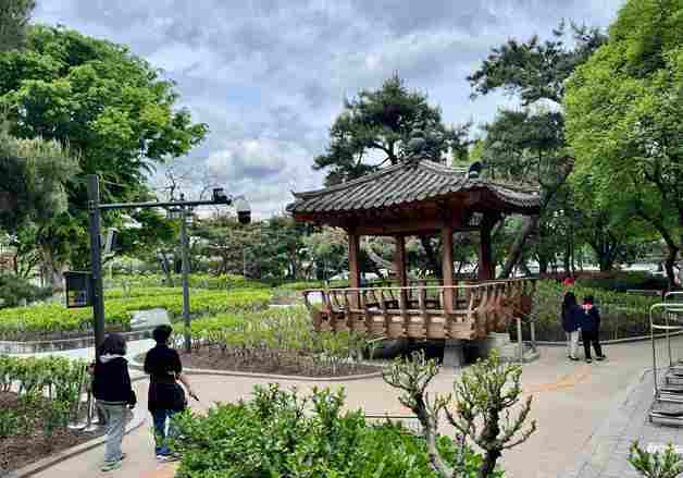 종로구, 서울맹학교 보행로 개선…점자블록·음성유도기 설치