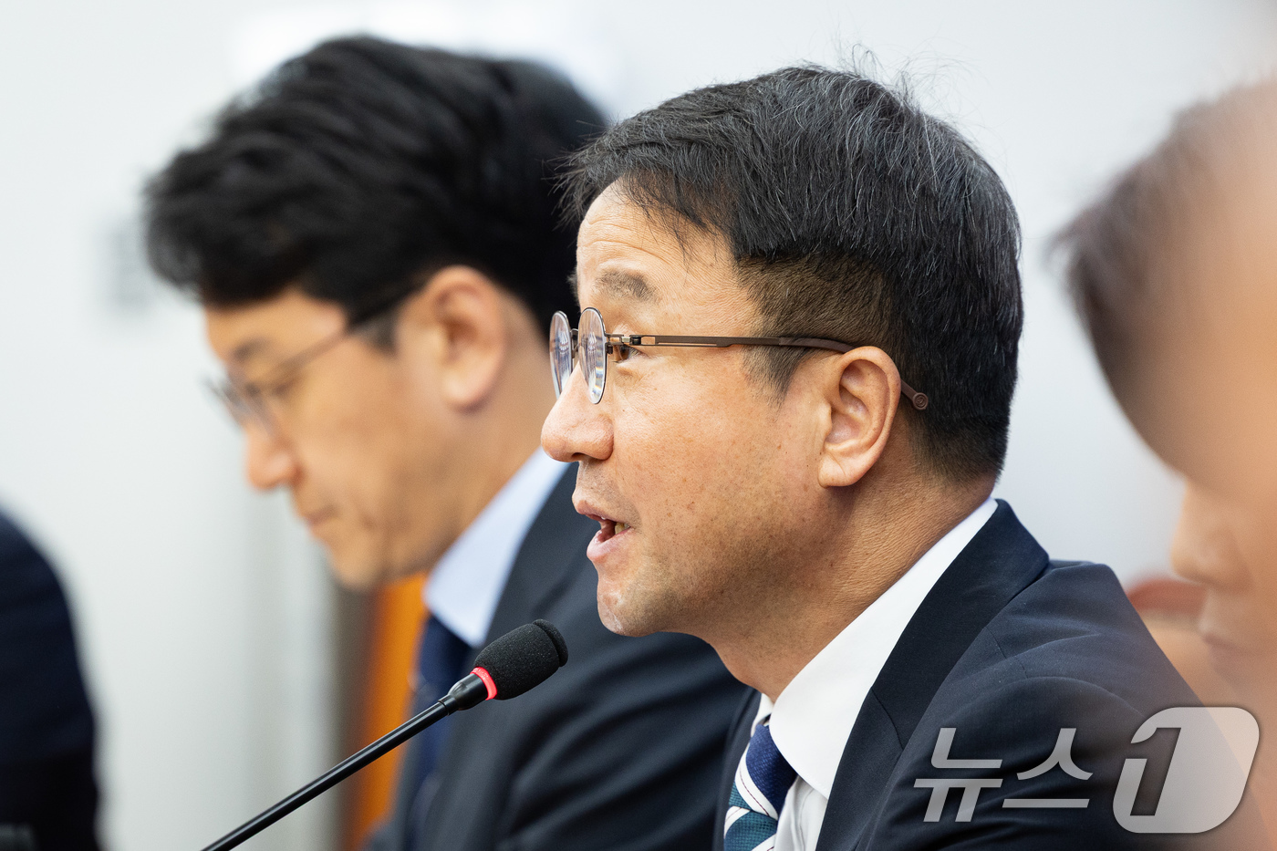 (서울=뉴스1) 유승관 기자 = 한병도 더불어민주당 원내대표가 19일 서울 여의도 국회에서 열린 원내대책회의에서 모두 발언을 하고 있다. 2026.5.19/뉴스1