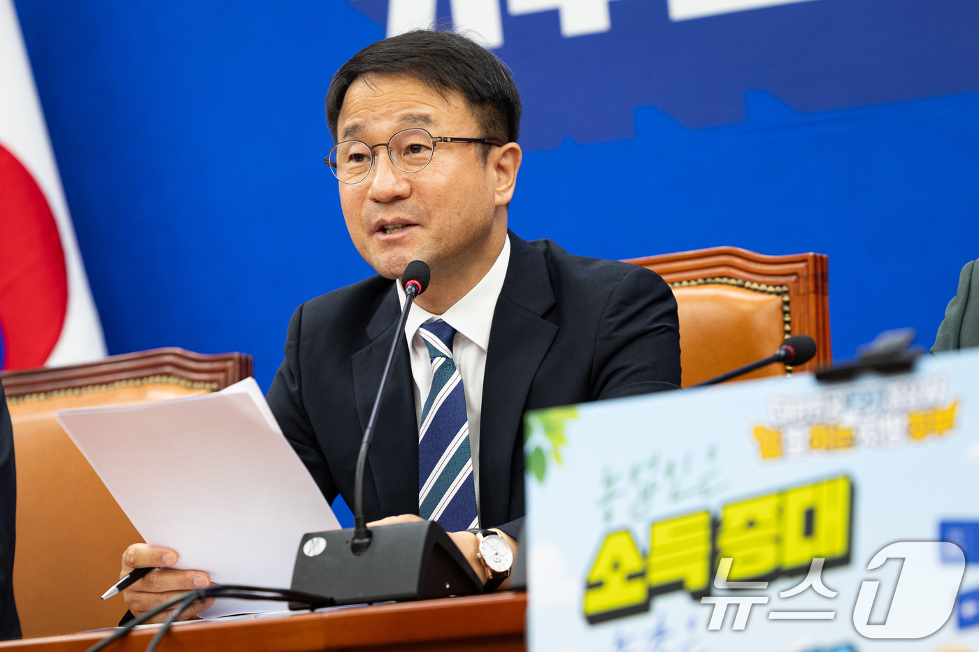 (서울=뉴스1) 유승관 기자 = 한병도 더불어민주당 원내대표가 19일 서울 여의도 국회에서 열린 원내대책회의에서 모두 발언을 하고 있다. 2026.5.19/뉴스1