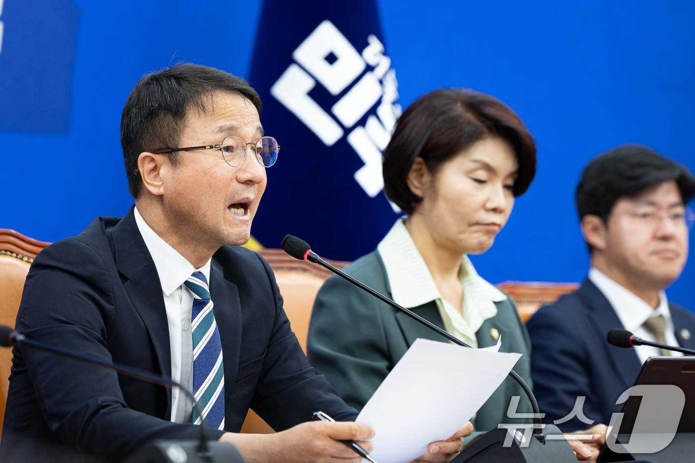 (서울=뉴스1) 유승관 기자 = 한병도 더불어민주당 원내대표가 19일 서울 여의도 국회에서 열린 원내대책회의에서 모두 발언을 하고 있다. 2026.5.19/뉴스1