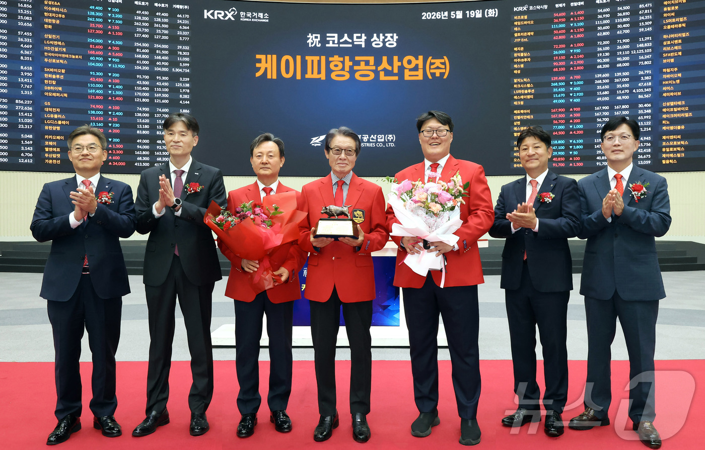 (서울=뉴스1) = 한국거래소 코스닥시장본부는 19일 서울사옥 홍보관에서 케이피항공산업의 코스닥시장 상장기념식을 개최했다고 밝혔다. 사진은 박종식 한국IR협의회 부회장, 민경욱 한 …