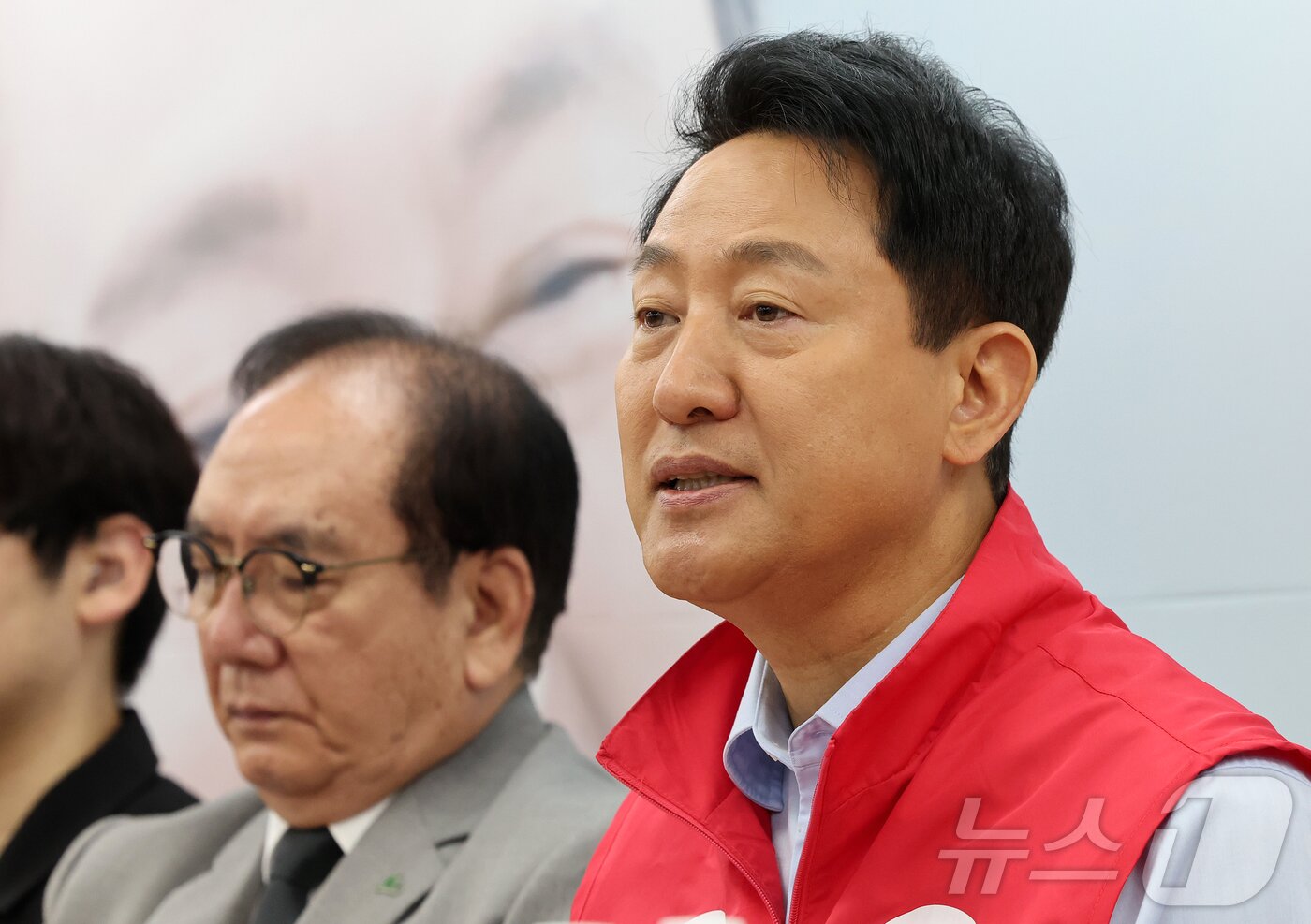 본문 이미지 - 오세훈 국민의힘 서울시장 후보가 19일 오전 서울시 종로구 선거 캠프에서 열린 서울시 장애인단체 관계자들과의 간담회에 참석해 모두발언을 하고 있다. 2026.5.19 ⓒ 뉴스1 김진환 기자