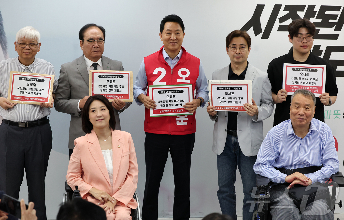 (서울=뉴스1) 김진환 기자 = 오세훈 국민의힘 서울시장 후보가 19일 오전 서울시 종로구 선거 캠프에서 열린 서울시 장애인단체 관계자들과의 간담회를 마친 뒤 정책 제안서를 들고 …