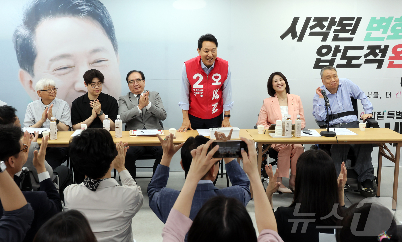 (서울=뉴스1) 김진환 기자 = 오세훈 국민의힘 서울시장 후보가 19일 오전 서울시 종로구 선거 캠프에서 열린 서울시 장애인단체 관계자들과의 간담회에 참석해 인사말을 하고 있다. …