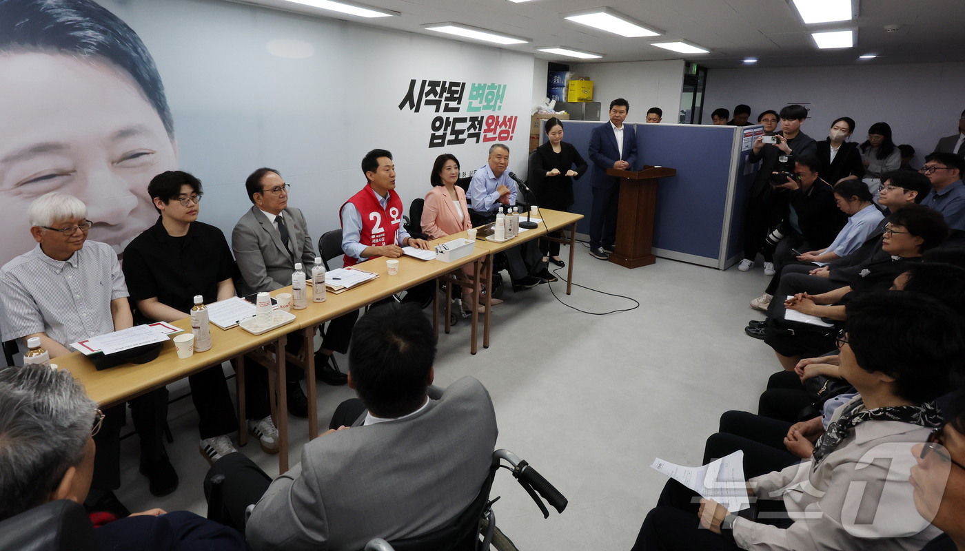 (서울=뉴스1) 김진환 기자 = 오세훈 국민의힘 서울시장 후보가 19일 오전 서울시 종로구 선거 캠프에서 열린 서울시 장애인단체 관계자들과의 간담회에 참석해 인사말을 하고 있다. …
