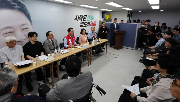 서울시 장애인단체와 간담회 참석한 오세훈 후보