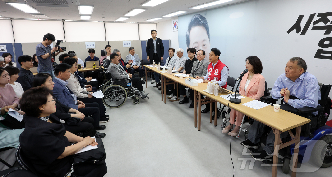 (서울=뉴스1) 김진환 기자 = 오세훈 국민의힘 서울시장 후보가 19일 오전 서울시 종로구 선거 캠프에서 열린 서울시 장애인단체 관계자들과의 간담회에 참석해 인사말을 하고 있다. …