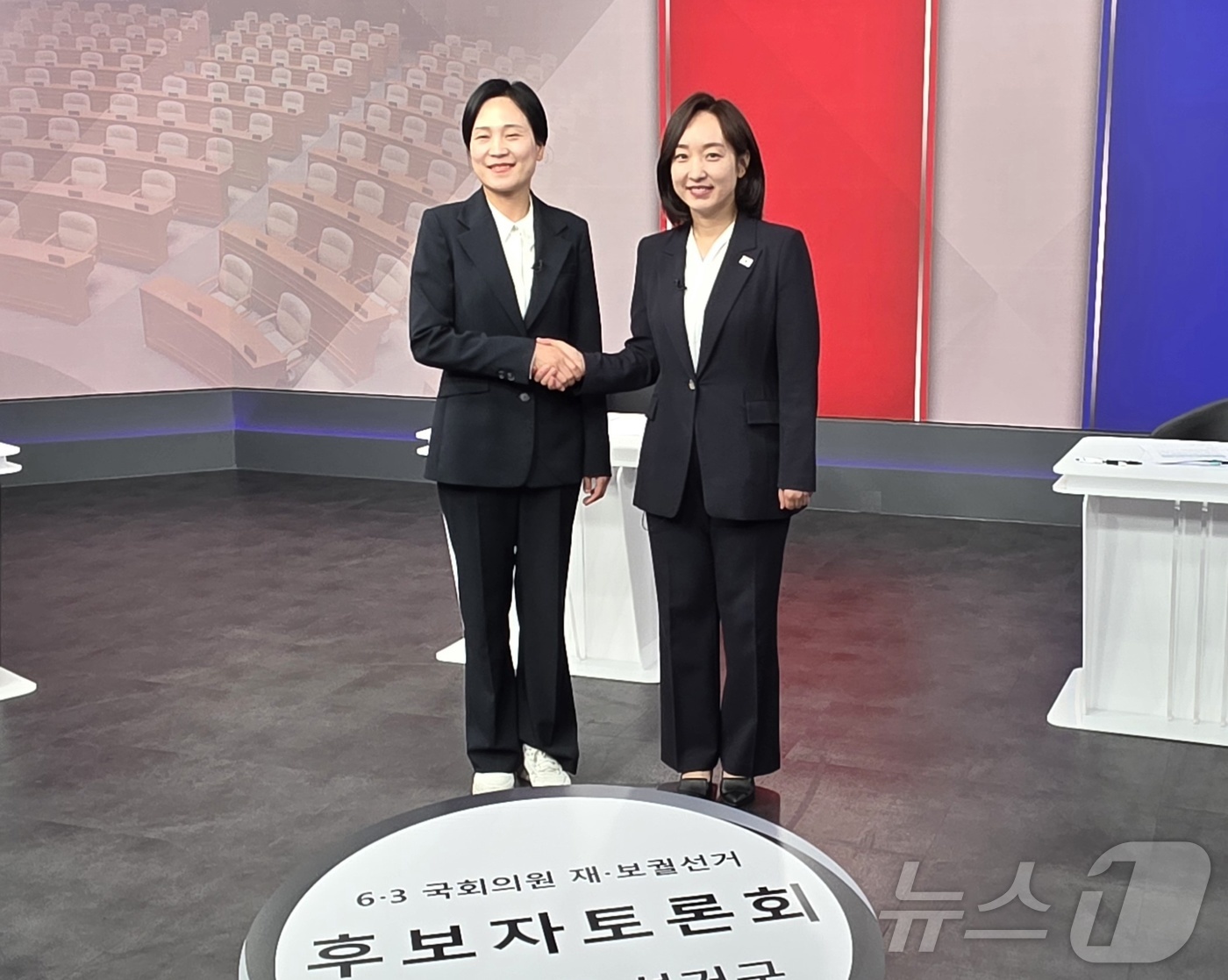 (천안=뉴스1) 이시우 기자 = 19일 충남 천안시 SK브로드밴드 중부제작센터에서  열린 아산시을 국회의원 보궐선거 후보자 토론회서 더불어민주당 전은수(오른쪽), 국민의힘 김민경후 …
