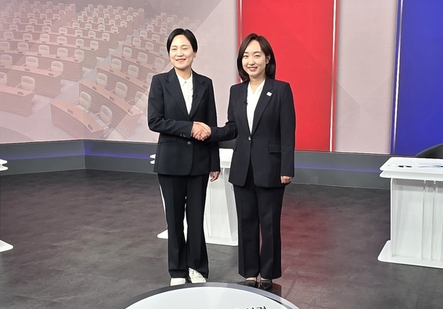 아산을 보궐선거 토론회 갖는 김민경-전은수 후보