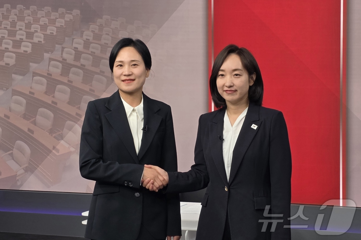 (천안=뉴스1) 이시우 기자 = 19일 충남 천안시 SK브로드밴드 중부제작센터에서 열린 아산시을 국회의원 보궐선거 후보자 토론회서 더불어민주당 전은수(오른쪽), 국민의힘 김민경후보 …